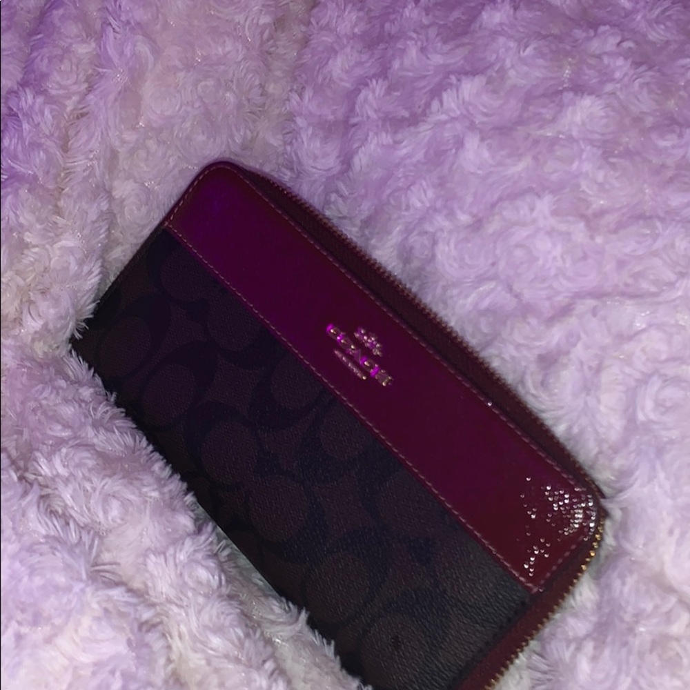 **100% AUTHENTIC** Red acordian zip Coach wallet - Picture 1 of 7